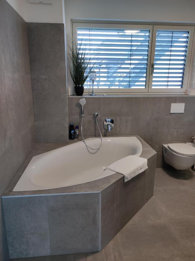 Luxurioeses Penthouse Mit Blick Auf Die Uno-City Und Dem Kaiserwasser. 3Schlafzimmer, 2 Baeder, Privat Lift Ins Apartment Wien Exterior foto